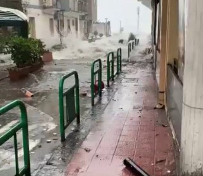 (ITALIA) CICLÓN HARRY AZOTA EL SUR DEL PAÍS CON OLAS DE HASTA 8 METROS