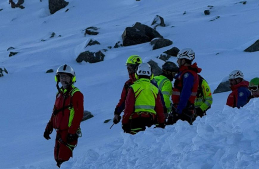 (ITALIA) ESQUIADORES QUEDARON SEPULTADOS TRAS AVALANCHA AL NORTE DEL PAÍS