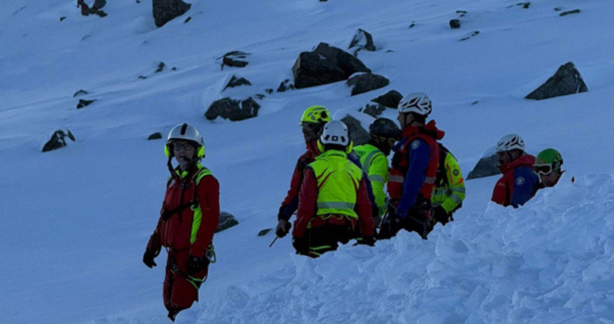 (ITALIA) ESQUIADORES QUEDARON SEPULTADOS TRAS AVALANCHA AL NORTE DEL PAÍS