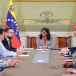 (VENEZUELA) PRESIDENTA ENCARGADA SE REUNIÓ CON DELEGACIÓN COLOMBIANA EN MIRAFLORES