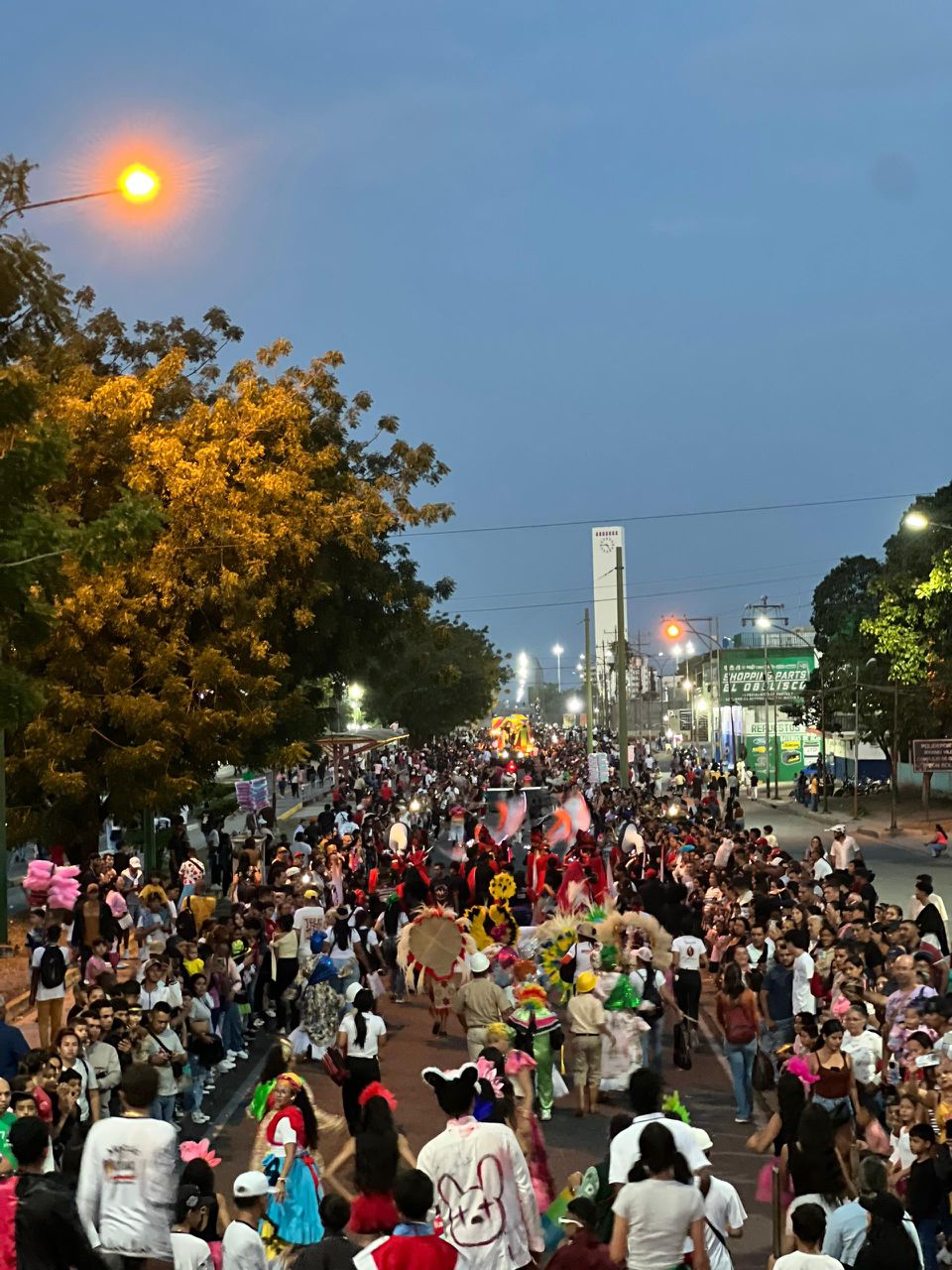 (VENEZUELA) MILES DE FAMILIAS CELEBRARON POR TODO LO ALTO EL CIERRE DEL…