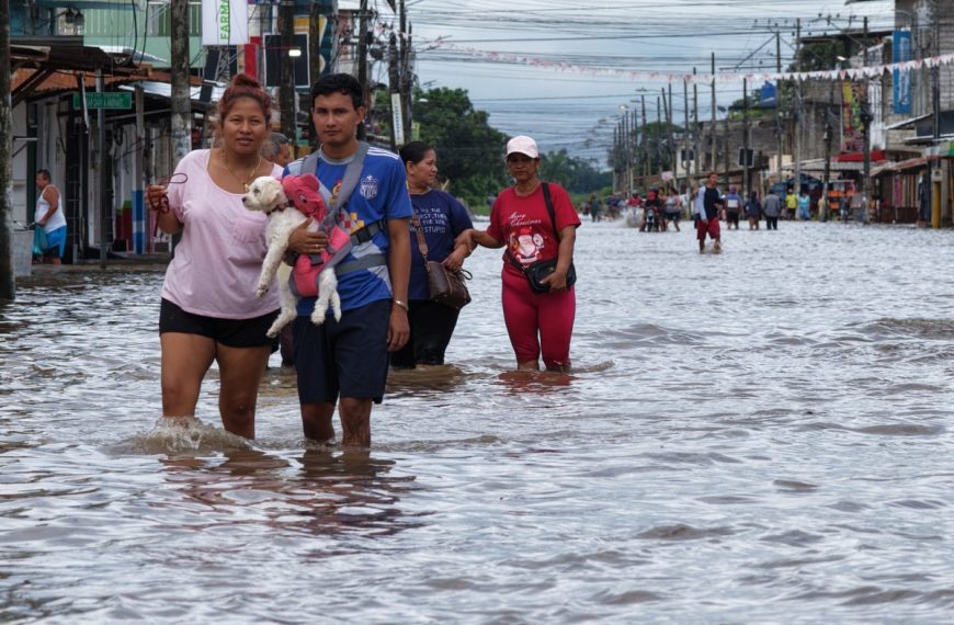 (ECUADOR) ALERTA ANTE INTENSAS LLUVIAS QUE HAN DEJADO 15 FALLECIDOS Y MILES DE AFECTADOS