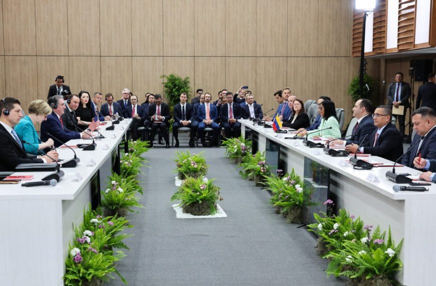 (VENEZUELA) PRESIDENTA ENCARGADA DELCY RODRÍGUEZ LIDERÓ FIRMA DE ACUERDOS DE COOPERACIÓN CON EL SECRETARIO DE INTERIOR DE EEUU