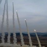 (COREA DEL NORTE) NORCOREANOS MUESTRAS SU POTENCIAL DE SISTEMAS DE LANZACOHETES MÚLTIPLE DEL MAYOR CALIBRE DEL MUNDO