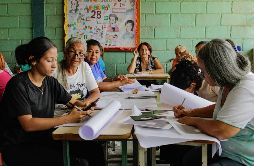 (VENEZUELA) EMPRENDEDORAS DE LA COMUNA NUEVO ATARDECER CREPUSCULAR SE PROFESIONALIZAN EN LA CONFECCIÓN DE PRENDAS