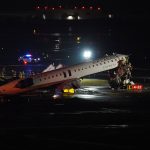 (MUNDO) AVIÓN DE AIR CANADÁ EXPRESS COLISIONÓ CON UN VEHÍCULO EN TIERRA EN EL AEROPUERTO DE NUEVA YORK