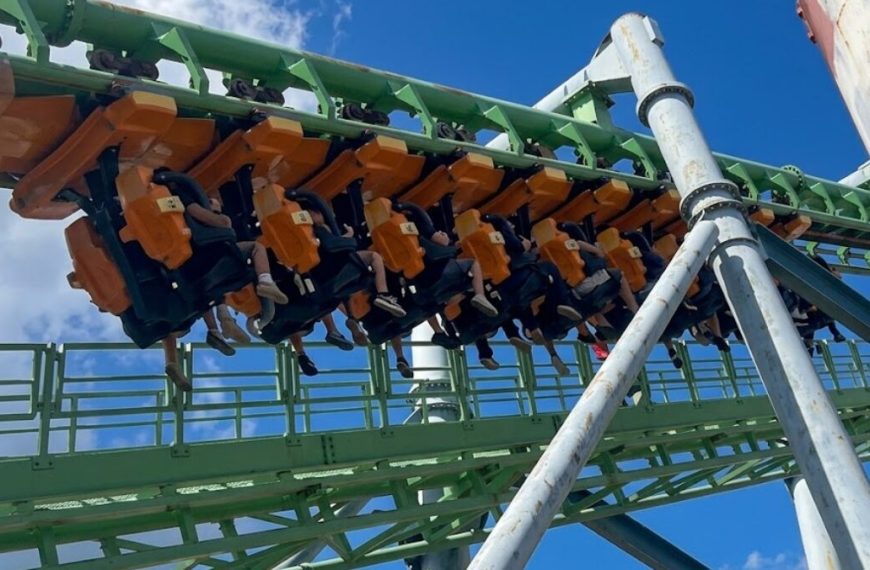 (ARGENTINA) TRAS FALLA MECÁNICA DE MONTAÑA RUSA EN EL PARQUE DE LA COSTA PASAJEROS QUEDAN SUSPENDIDOS A GRAN ALTURA