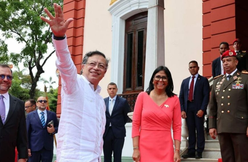 (VENEZUELA) PRESIDENTA (E) DELCY RODRÍGUEZ RECIBE A SU HOMÓLOGO DE COLOMBIA GUSTAVO PETRO EN MIRAFLORES