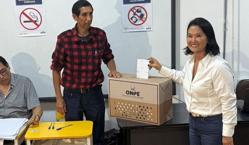 (PERÚ) KEIKO FUJIMORI DESPLAZA A LÓPEZ ALIAGA EL PRIMER LUGAR EN ELECCIONES DE ESTE DOMINGO