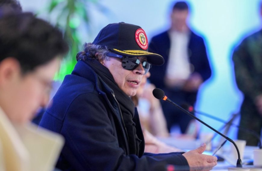 (COLOMBIA) PETRO SUBE EL TONO: “PENDEJOS NO SOMOS, QUITA LOS ARANCELES Y HABLAMOS”