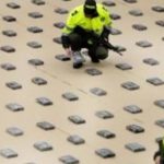 (COLOMBIA) AUTORIDADES INCAUTAN CUATRO TONELADAS DE PRESUNTA COCAÍNA QUE TENÍA COMO DESTINO LONDRES