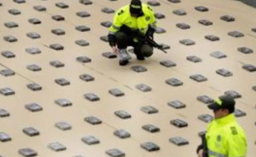 (COLOMBIA) AUTORIDADES INCAUTAN CUATRO TONELADAS DE PRESUNTA COCAÍNA QUE TENÍA COMO DESTINO LONDRES