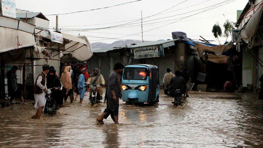 (AFGANISTÁN) 61 FALLECIDOS Y 119 HERIDOS DEJAN LLUVIAS Y OCHO MUERTOS SE REPORTAN TRAS TERREMOTO