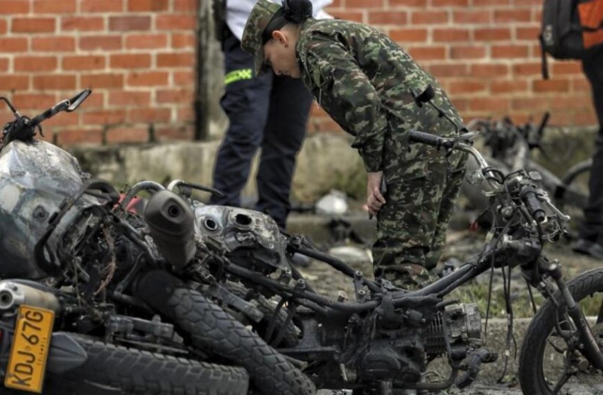 (COLOMBIA) ATENTADO CON MOTO BOMBA DEJA UN POLICÍA HERIDO Y DAÑOS MATERIALES EN ANTIOQUIA