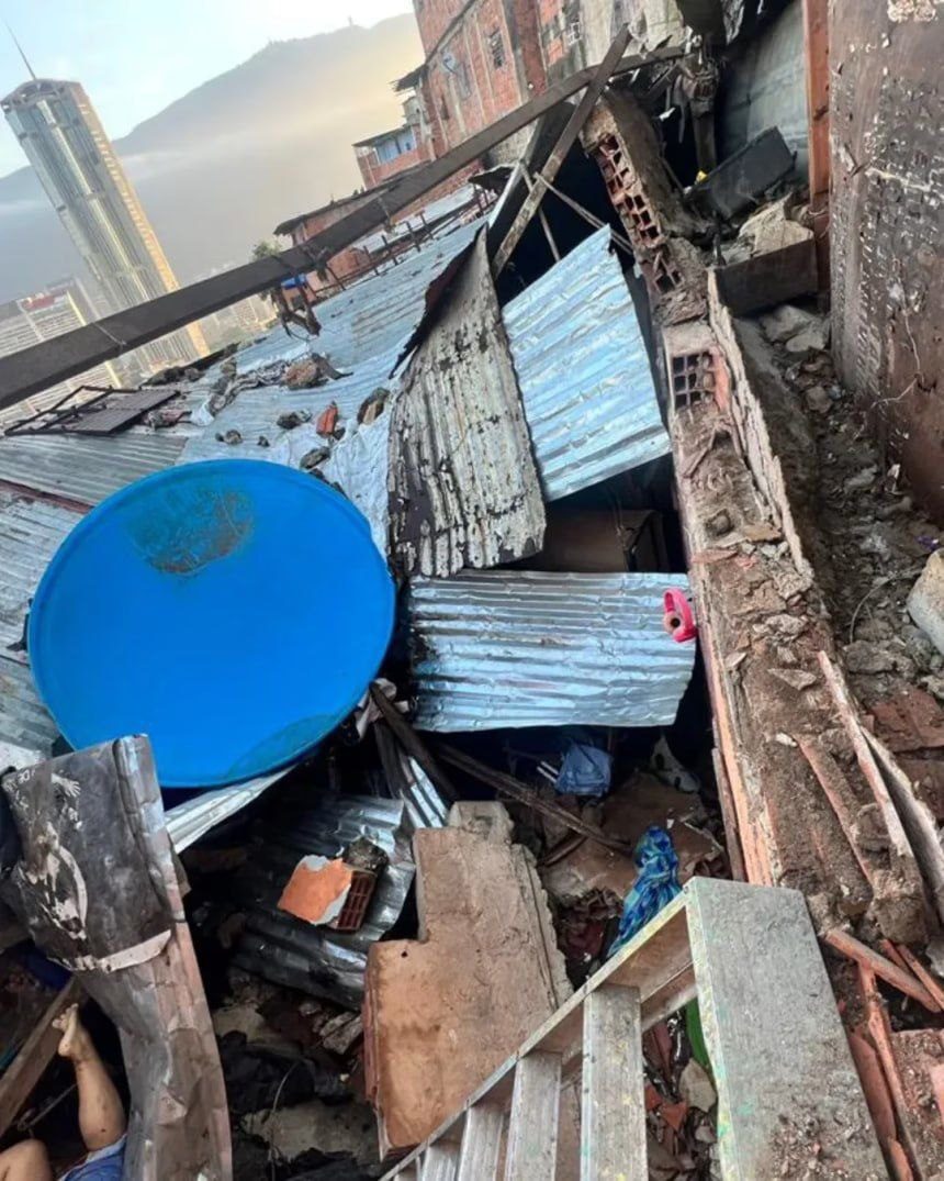 (VENEZUELA) UNA FÉMINA MURIÓ TRAS COLAPSO DE TANQUE DE AGUA EN CARACAS