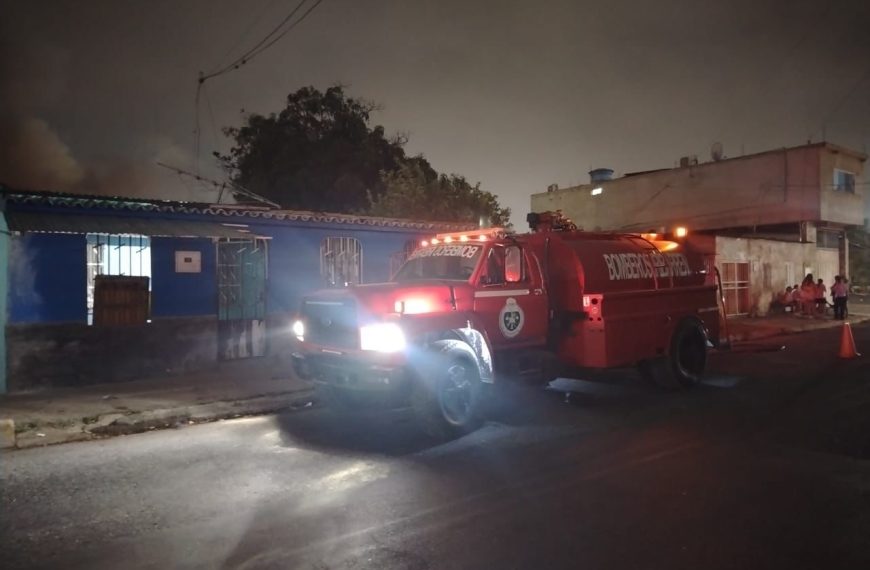 (VENEZUELA) BOMBEROS DE IRIBARREN SOFOCAN INCENDIO QUE AFECTÓ CUATRO VIVIENDAS EN LA CARUCIEÑA