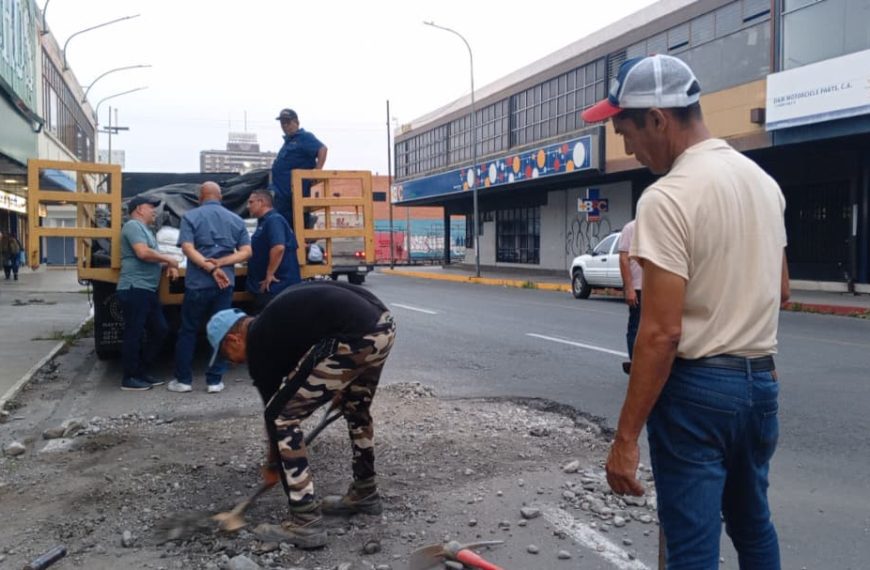 (VENEZUELA) GOBERNADOR DE LARA RECIBIÓ SACOS DE ASFALTO FRÍO PARA INICIAR PRUEBAS PILOTO