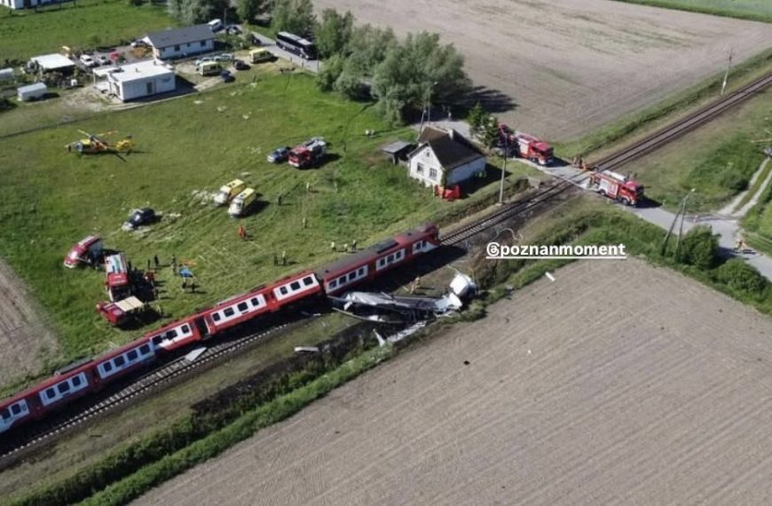 (POLONIA) 4 FALLECIDOS DEJA ACCIDENTE FERROVIARIO POR IMPRUDENCIA DE UN CONDUCTOR (+VIDEO)