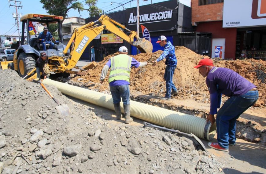 (VENEZUELA) GOBERNADOR REYES REYES INSPECCIONA TRABAJOS DE REPARACIÓN DE PUNTOS DE FUGA DE AGUA Y SUSTITUCIÓN DE COLECTOR DE AGUAS SERVIDAS