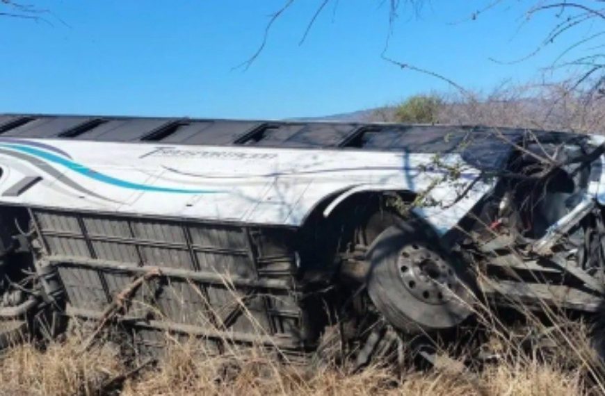 (MÉXICO) 11 FALLECIDOS SE REPORTAN TRAS VUELCO DE UN BUS TURÍSTICO
