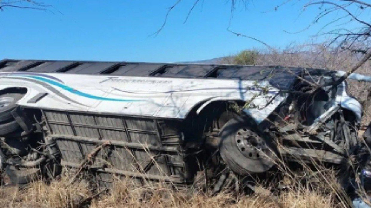 (MÉXICO) 11 FALLECIDOS SE REPORTAN TRAS VUELCO DE UN BUS TURÍSTICO