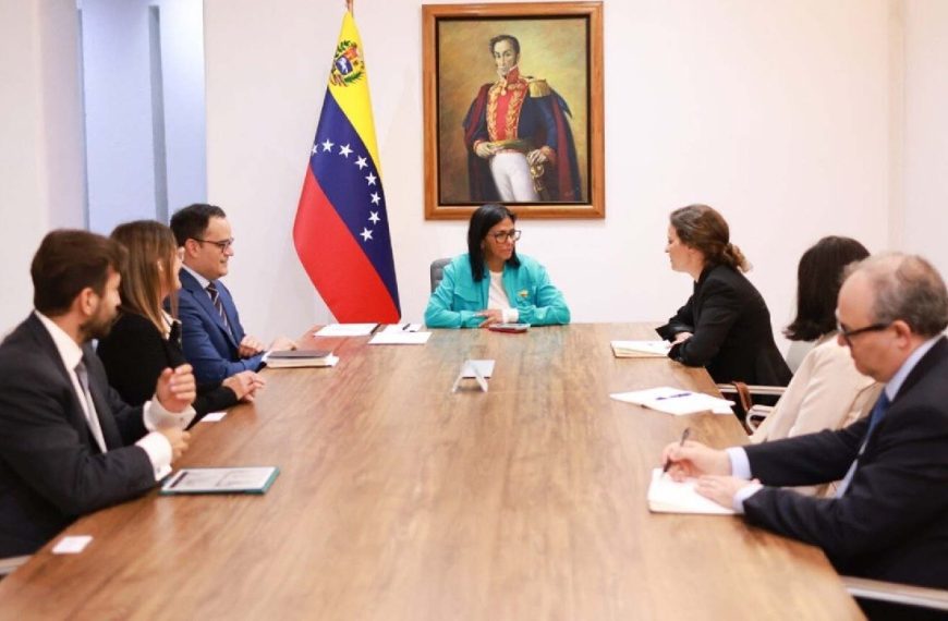 (VENEZUELA) PRESIDENTA ENCARGADA SOSTUVO REUNIÓN CON VICEPRESIDENTA PARA AMÉRICA LATINA Y EL CARIBE DEL BANCO MUNDIAL