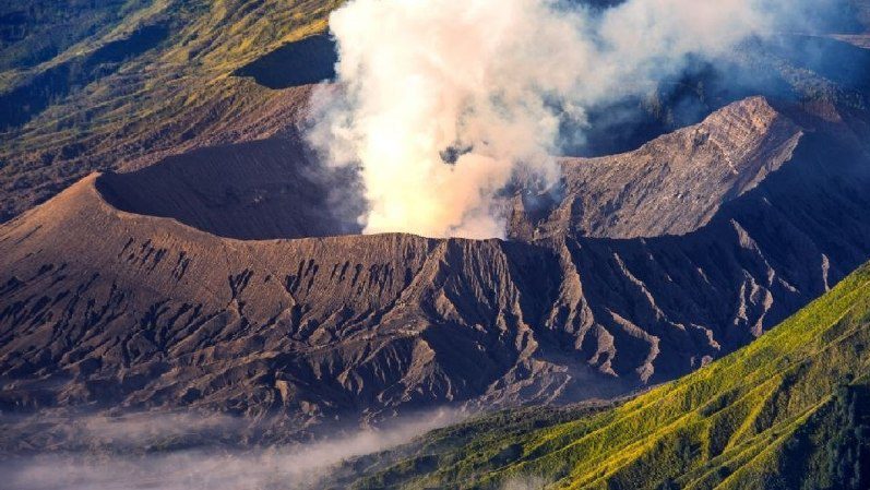 (INDONESIA) ACTIVAN ALERTA NARANJA POR INCREMENTO DE LA ACTIVIDAD DEL VOLCÁN DUKONO