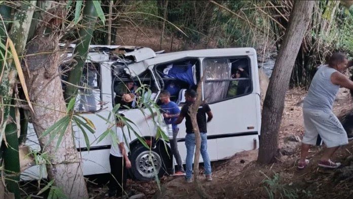 (VENEZUELA) DIEZ HERIDOS SE REPORTAN TRAS ACCIDENTE DE AUTOBÚS EN CHORONÍ