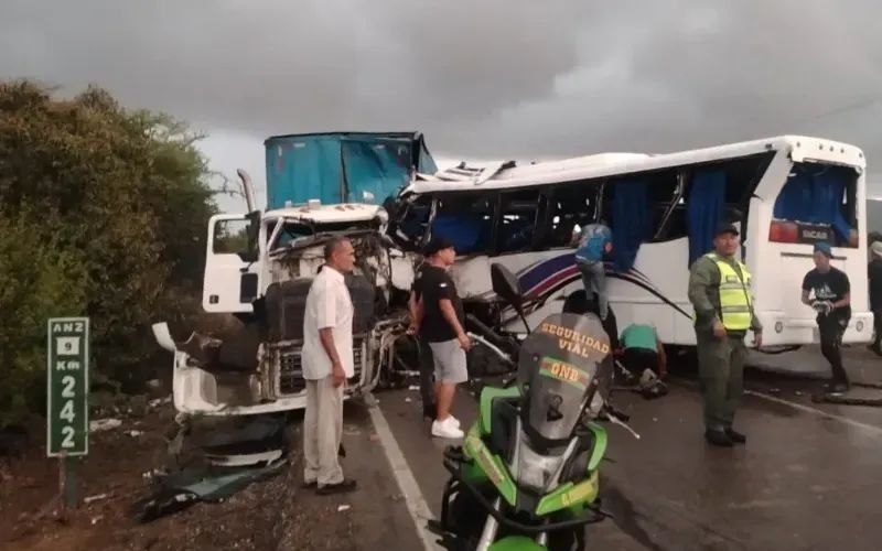 (VENEZUELA) 9 FALLECIDOS SE REPORTAN TRAS CHOQUE ENTRE AUTOBÚS Y GANDOLA EN EL ESTADO ANZOÁTEGUI