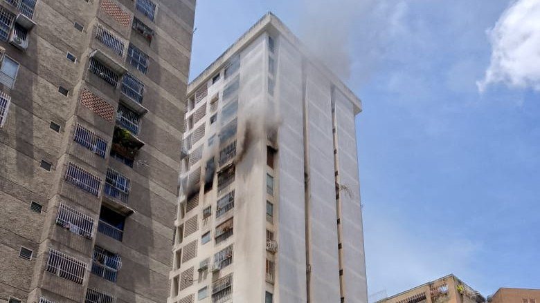 (VENEZUELA) DESALOJAN EDIFICIO POR INCENDIO EN LA AVENIDA PRINCIPAL DE PALO VERDE