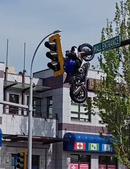 (CANADÁ) MOTOCICLETA QUEDA INCRUSTADA EN SEMÁFORO LUEGO DE COLISIÓN (+VIDEOS)