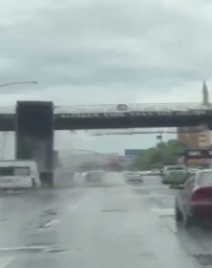 (TÜRKIYE) CAMIÓN DERRIBÓ PUENTE PEATONAL EN ANKARA (+VIDEO)