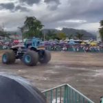 (COLOMBIA) ¡IMÁGANES PERTURBADORAS! DIFUNDEN AUDIOVISUALES QUE MUESTRAN EL MOMENTO DEL ACCIDENTE DEL MONSTER TRUCK QUE DEJÓ VARIOS FALLECIDOS Y 38 HERIDOS (+VIDEOS)