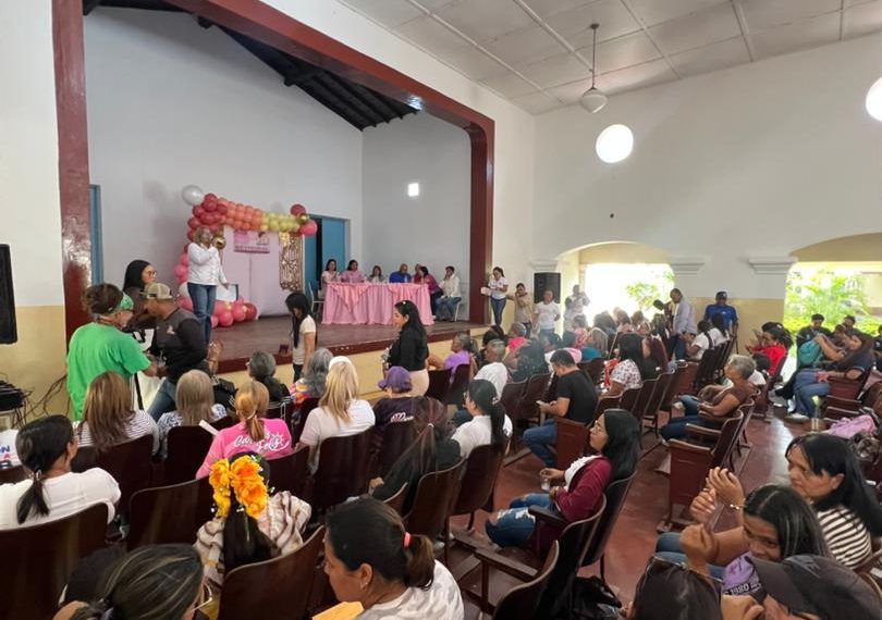 (VENEZUELA) GOBERNADOR DE LARA Y MINISTRA DE LA MUJER ACOMPAÑARON ASAMBLEA DE COMUNERAS EN EL MUNICIPIO MORÁN