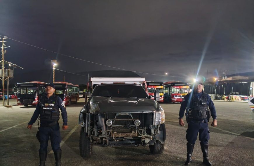 (VENEZUELA) POLICÍA MUNICIPAL RETIENE VEHÍCULO RESPONSABLE DE DAÑOS AL ALUMBRADO PÚBLICO EN LA INTERCOMUNAL BARQUISIMETO-DUACA