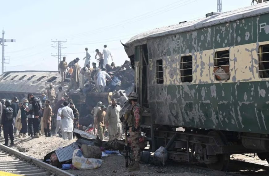 (PAKISTÁN) 29 FALLECIDOS Y 102 HERIDOS DEJA ATAQUE CON EXPLOSIVOS PERPETRADO CONTRA UN TREN