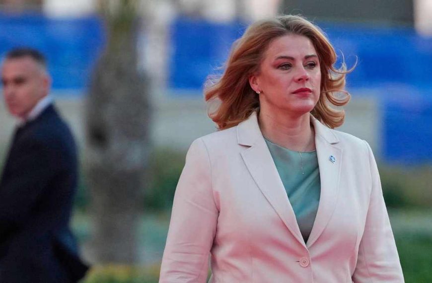 (MUNDO) DIMITE PRIMERA MINISTRA DE LETONIA