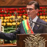 (BOLIVIA) PRESIDENTE REDUJO SU SALARIO MIENTRAS EL PAÍS ENTRA EN LA CUARTA SEMANA DE PROTESTAS