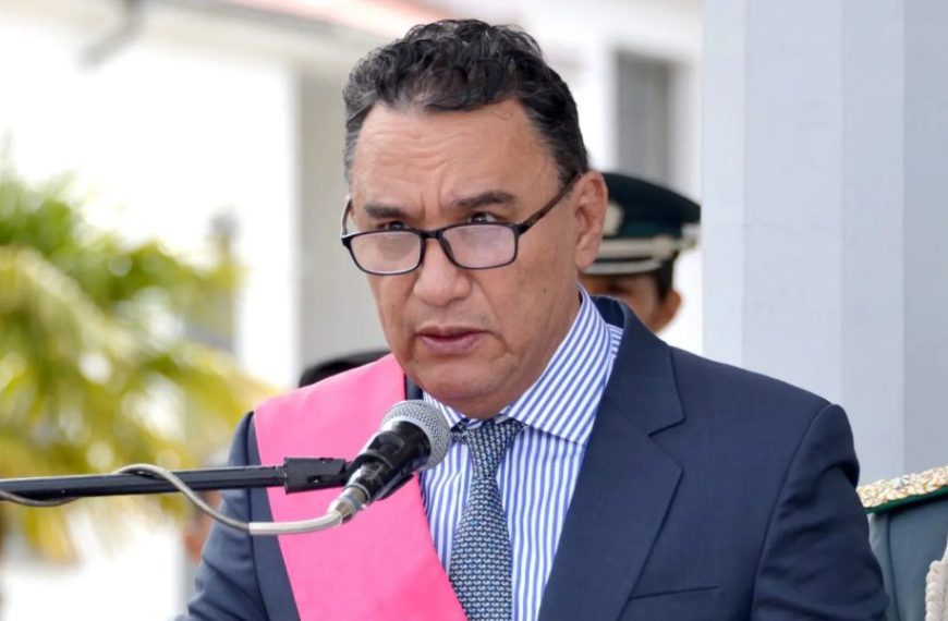 (BOLIVIA) DIMITE MINISTRO DE DEFENSA TRAS DÍAS DE INTENSAS PROTESTAS
