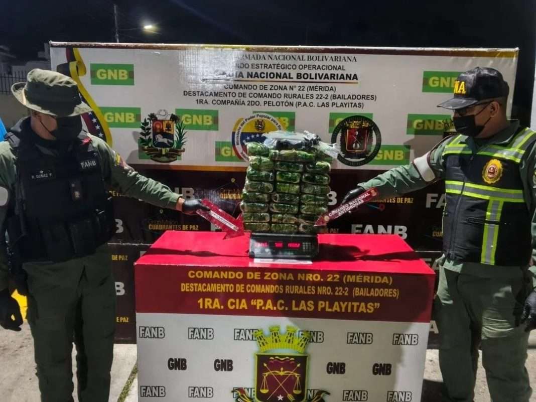 (VENEZUELA) AUTORIDADES INCAUTAN 25 PANELAS DE PRESUNTA COCAÍNA OCULTAS EN UN VEHÍCULO