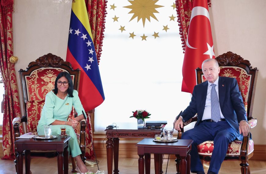 (TÜRKIYE) PRESIDENTA (E) DELCY RODRÍGUEZ SOSTUVO ENCUENTRO BILATERAL CON RECEP TAYYIP ERDOĞAN