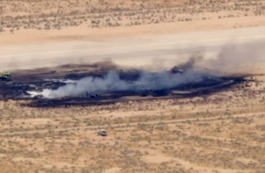 (EEUU) 8 TRIPULANTES MURIERON AL ESTRELLARSE UN BOMBARDERO B-52 EN LA BASE AÉREA EDWARDS