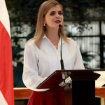 (COSTA RICA) MOVILIZAN DE EMERGENCIA A LA PRESIDENTA LAURA FERNÁNDEZ LUEGO DE FUERTEEXPLOSIÓN EN UN ACTO OFICIAL