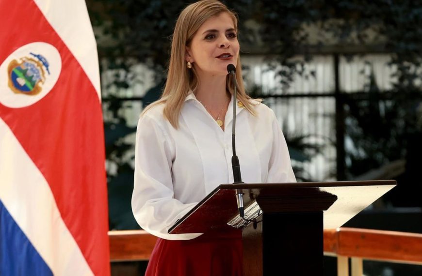 (COSTA RICA) MOVILIZAN DE EMERGENCIA A LA PRESIDENTA LAURA FERNÁNDEZ LUEGO DE FUERTE EXPLOSIÓN EN UN ACTO OFICIAL