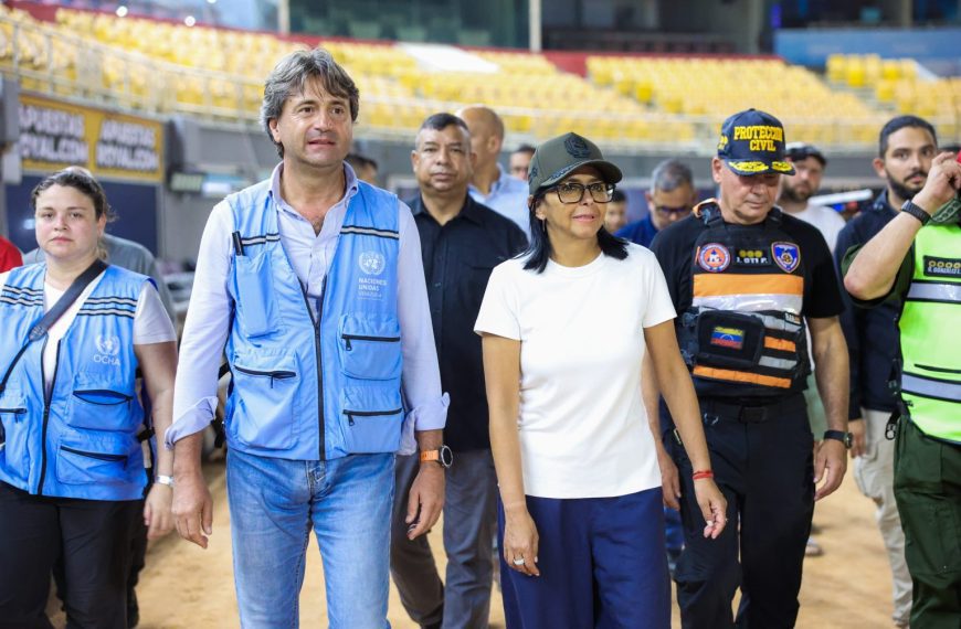 (VENEZUELA) PRESIDENTA ENCARGADA RECORRIÓ ESTADIO GARCÍA CARNEIRO CON EQUIPOS DE VOLUNTARIOS INTERNACIONALES