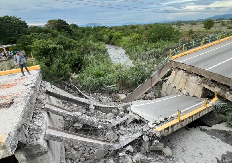 (VENEZUELA) GOBIERNO NACIONAL Y REGIONAL LOGRAN LA DEMOLICIÓN DE LA SECCIÓN NORTE DEL PUENTE YACURAL