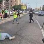 (ESPAÑA) POLÉMICA POR ACTUACIÓN DE UN POLICIA AL EMPUJAR A UNA FÉMINA QUE PARTICIPABA EN UNA MARCHA DE EDUCADORES (+VIDEO)