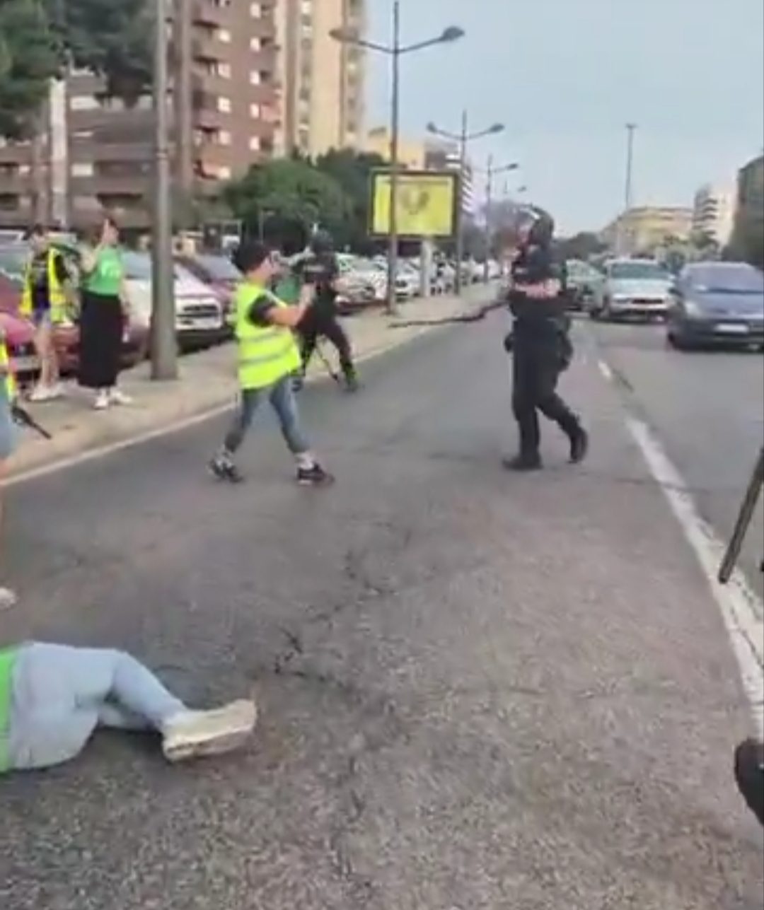(ESPAÑA) POLÉMICA POR ACTUACIÓN DE UN POLICIA AL EMPUJAR A UNA FÉMINA…