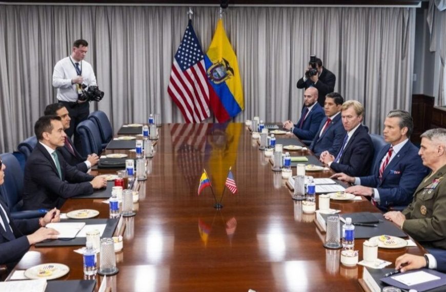(MUNDO) PRESIDENTE NOBOA SOSTIENE REUNIÓN CON SECRETARIO DE DEFENSA DE EEUU