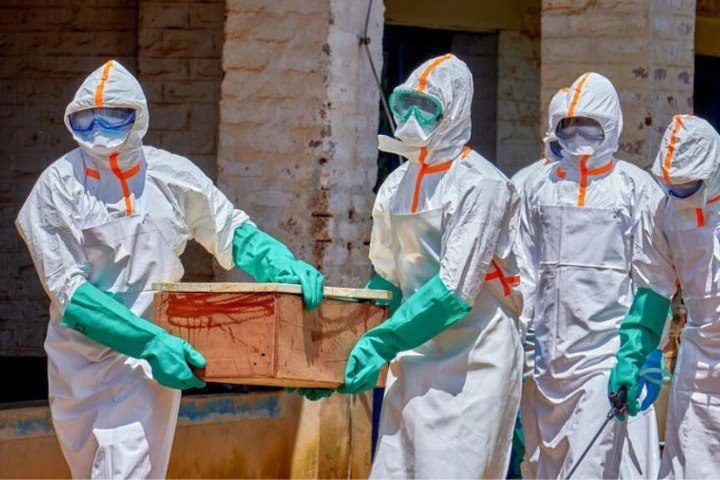 (MUNDO) 245 FALLECIDOS SE CONTABILIZAN POR BROTE DE ÉBOLA EN LA REPÚBLICA…